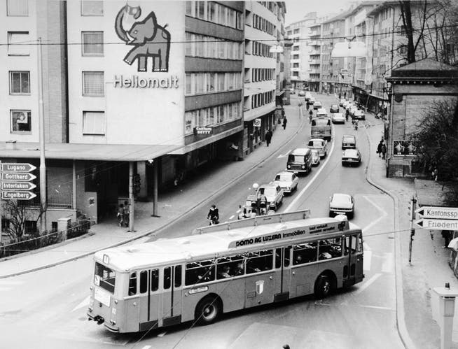 Die Heliomalt-Werbung am Kreuzstutz in Luzern in den 1960er-Jahren. Hinten die Baselstrasse.