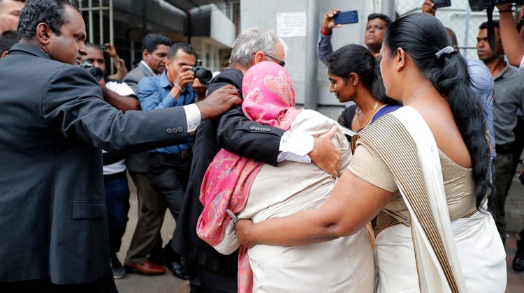 Sri Lankas Präsident Gotabaya Rajapaksa winkt nach seiem Wahlsieg im November 2019 Fotografen zu. (Str / EPA)