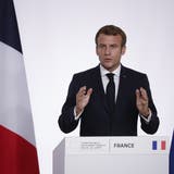 Einen Tick dunkler: Frankeichs Präsident Emmanuel Macron hat klammheimlich die französische Flagge abändern lassen. (AP)