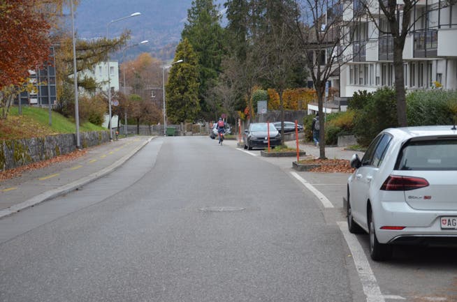 Künftig soll es auf der Schöngrünstrasse nur noch 3 statt 14 seitliche Parkplätze geben.
