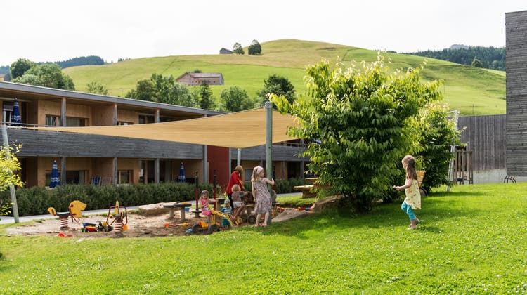 Ferien in der Schweiz liegen im Trend. Davon profitierte auch die Parahotellerie. Im Bild das Reka-Dorf in Urnäsch AR. (Keystone)