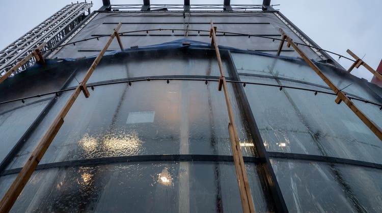 Dieses 8,2 Meter breite und 3,2 Meter hohe Fassadenstück aus gebogenem Glas wird nach erfolgreichen Tests nach London transportiert. Dort wird es in einem ehemaligen Einkaufszentrum eingesetzt, das für 1,25 Milliarden Franken saniert wird. (Bilder: Nadia Schärli (Horw, 17. November 2021))