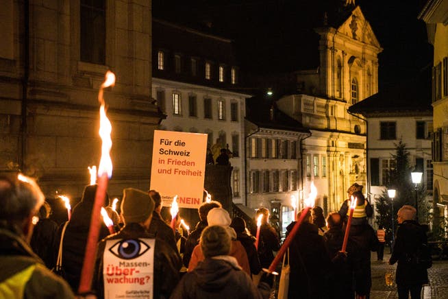 Fackelumzug von Gegnern des Covid-19-Gesetzes am 18. November 2021 in Solothurn.