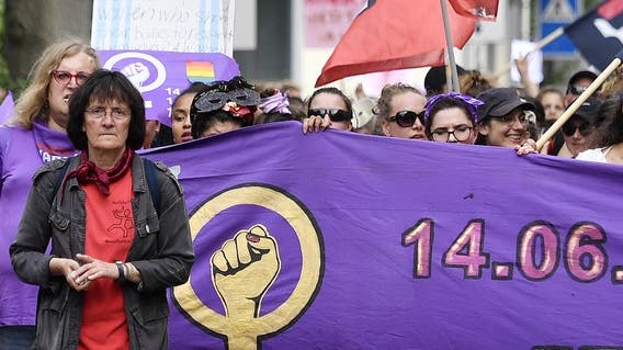 Marschiert links aussen: Andrea Stauffacher am Frauenstreik. (Keystone (Zürich, 14.6.2019))