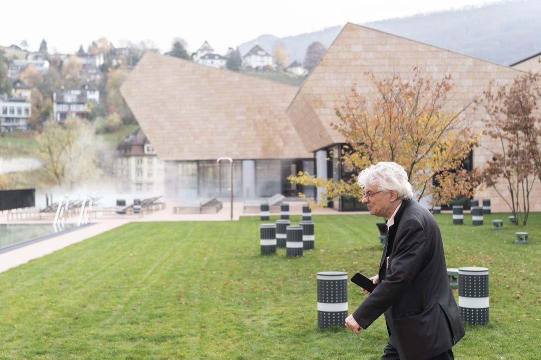 Architekt Mario Botta bei der Eröffnung – die Liegemöglichkeiten auf dem Rasen sollen folgen. 