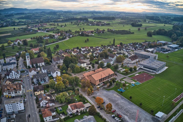 Blick auf Neukirch: Rechts die neue Dreifachturnhalle und die Sportplätze.