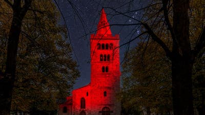 Die Kathedrale in Sion erstrahlt für verfolgte Christen in roter Farbe. (Kirche in Not)