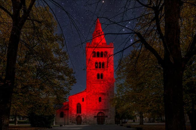 Die Kathedrale in Sion erstrahlt für verfolgte Christen in roter Farbe. 