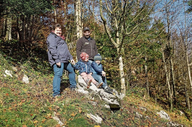 Franziska und Reto Würsch mit ihren Kindern Andrea und Thomas in der Nähe ihres Bauernhofs.