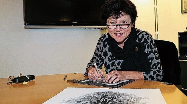 An einem einzigen Baum arbeitet die Schnittkünstlerin Sonja Züblin rund 300 Stunden.