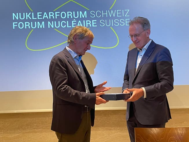 Der Präsident der AVES Zug, Rudolf Balsiger (links) dankt dem Referenten H.U. Bigler, Präsident des Nuklearforums, mit einem Präsent.
