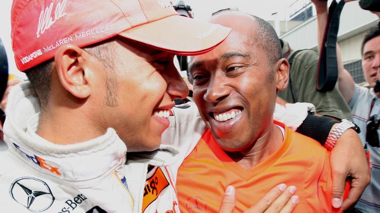 Anthony Hamilton (links) und Sohn Lewis (rechts) beim GP von Portugal in Portimao. (EPA)