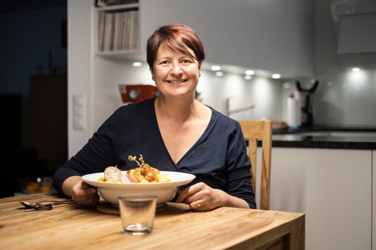 Ostbröckli author Sabine Camedda with a plate full of homemade stew.