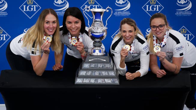 Melanie Barbezat, Esther Neuenschwander, Skip Silvana Tirinzoni und Alina Pätz präsentieren WM-Gold im April 2021.