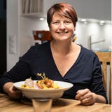 Ostbröckli-Autorin Sabine Camedda mit einem Teller voll selbstgemachtem Eintopf.
