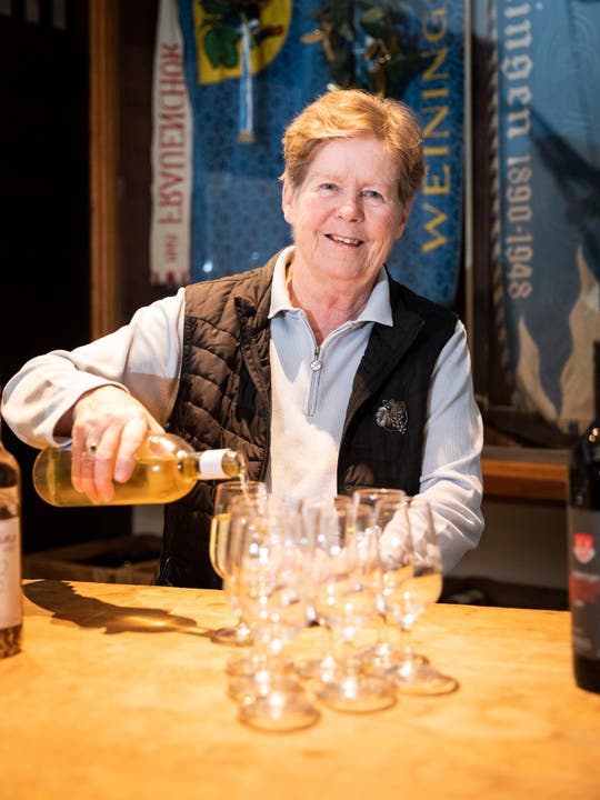 Ruth Haug lädt zum Degustieren der Weine aus dem Weingut Haug in Weiningen ein.