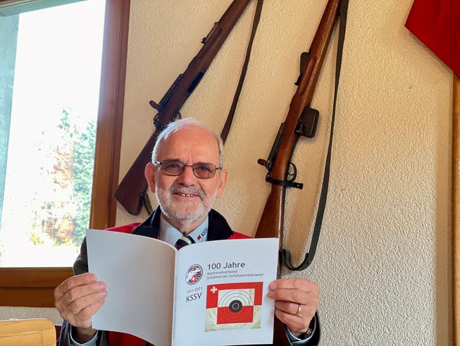 Alex Mann mit der Jubiläumsschrift zum 100-jährigen Bestehen des Schützenveteranen-Verbands.