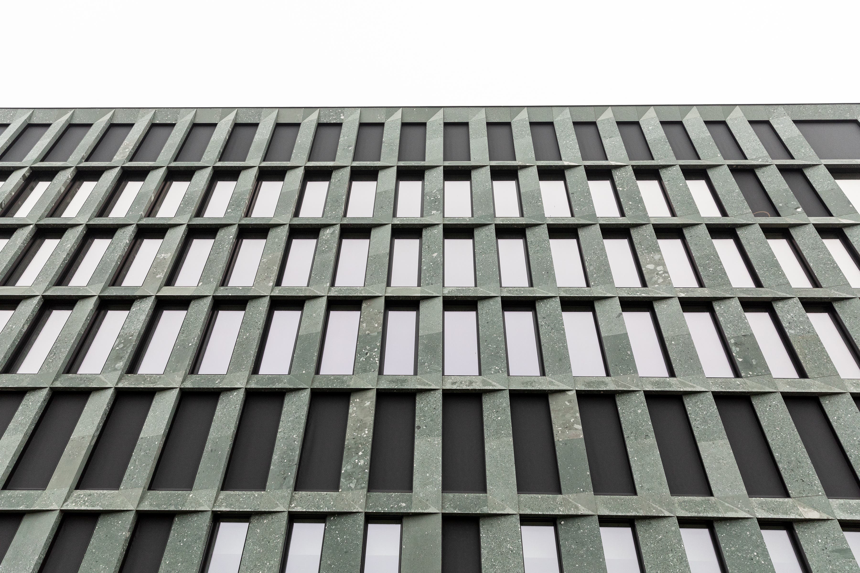 Die Fassade des neuen Polizei- und Justizzentrums (PJZ) besteht aus grünen Sedimentgesteinen aus dem Wallis.