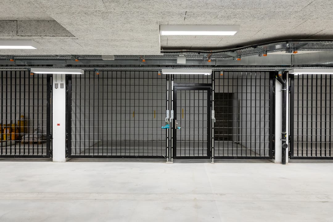 In der Tiefgarage befinden zusätzliche Zellen für Massenverhaftungen.