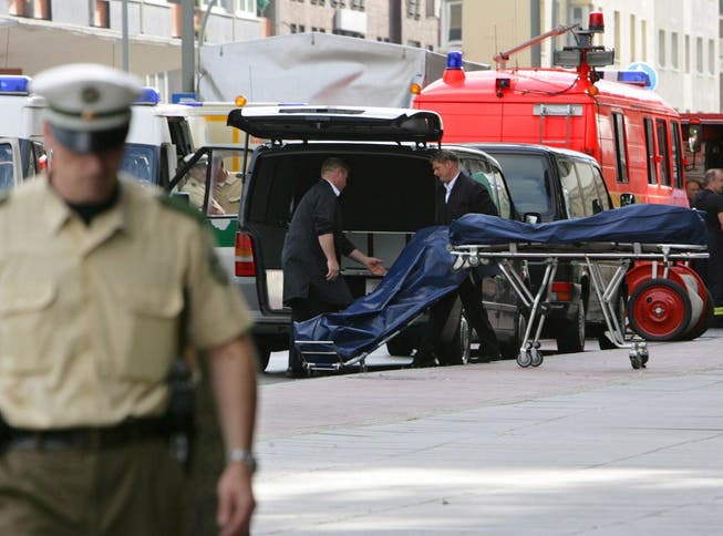 Eine Mafia-Bluttat erschüttert Europa: Abtransport von Leichensäcken nach dem Sechsfachmord von Duisburg (15. August 2007).