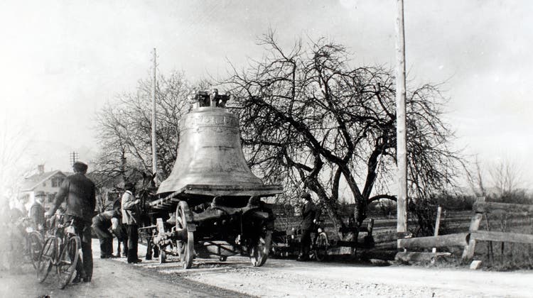 Abtransport einer Glocke mit Pferdefuhrwerk auf der nahen Landstrasse. (Bilder: Archiv Hansruedi Rohrer)