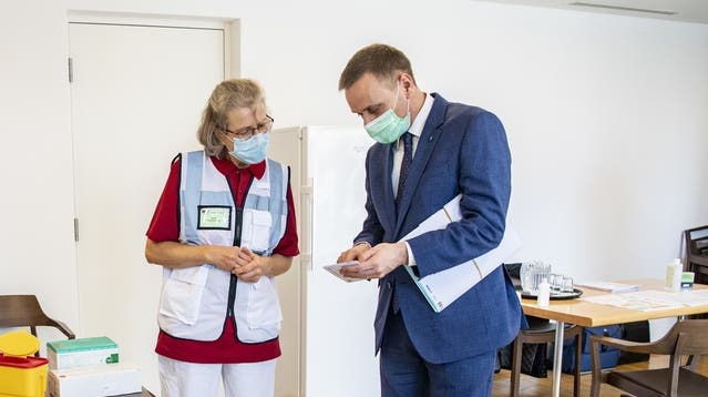 Hat er sich da angesteckt? Der Aargauer Regierungsrat Jean-Pierre Gallati im Gespräch mit der Infektiologin des Kantonsspitals Baden in einem Impfzentrum im Aargau vor zwei Wochen. (Dominik Kobelt)