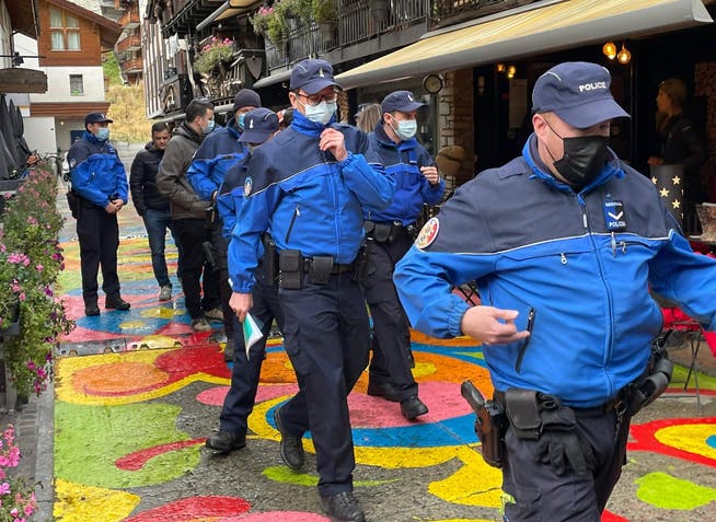 Regional- und Kantonspolizisten im Einsatz vor dem Restaurant Walliserkanne in Zermatt.