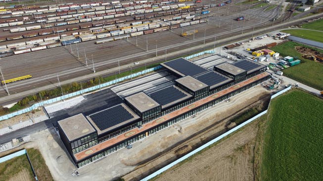 Bis zu 229 Kilowatt leistet die Photovoltaikanlage auf dem Depot der Limmattalbahn AG in Dietikon.