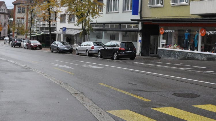 Die Seitwärtsparkplätze an der Wohler Zentralstrasse sorgen täglich für gefährliche Situationen. (Bild: Nathalie Wolgensinger)