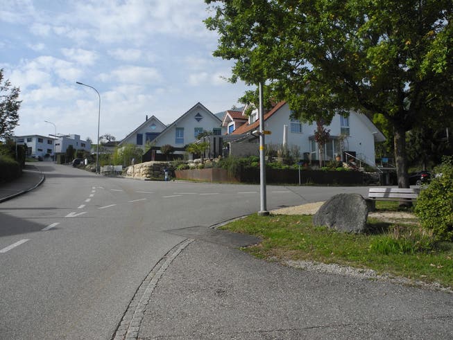 Die Allmendstrasse (links) in Bettlach hat zahlreiche Einmündungen. Unter anderem hier wird Tempo 30 vorgeschlagen. 