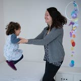 Corinne Rölli freut sich mit ihrer zweijährigen Tochter über die neuen Kinderzimmermöbel. (Bild: Ralph Ribi)