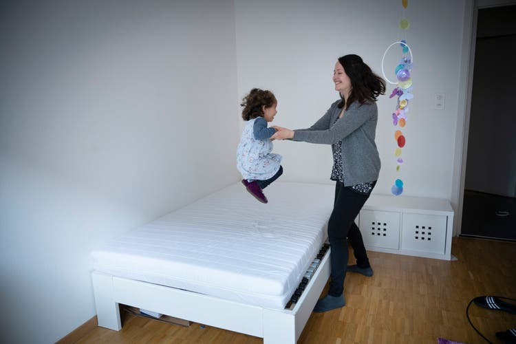 Corinne Rölli freut sich mit ihrer zweijährigen Tochter über die neuen Kinderzimmermöbel. 
