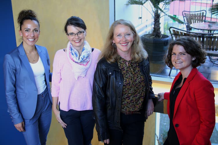 Die lokalen Projektträgerinnen von «Helvetia ruft!». Von links: Angela Christen (SVP Stansstad), Regina Durrer (Gemeinderätin Ennetmoos, Die Mitte), Susi Ettlin (Landrätin, SP Nidwalden) und Denise Weger (Co-Präsidentin, GLP Nidwalden). Es fehlen: Nathalie Hoffmann (FDP Nidwalden) sowie Verena Zemp (Landrätin, Grüne Nidwalden). 