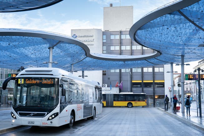 Es könnte sein, dass man als Fahrgast in einem BBA-Bus wegen omikronbedingter Personalknappheit derzeit von einem Mitglied der Geschäftsleitung gefahren wird. Hier ein Fahrzeug im Busbahnhof Aarau.