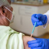 Eine dritte Impfdosis wird über 65-Jährigen empfohlen. (Christoph Schmidt / DPA)