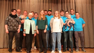 Gruppenfoto der Geehrten: Urs Brotschi, Marlène Zihlmann, Jasmin Blum, Lena Leibundgut und der Verein Chapffest. (zvg)
