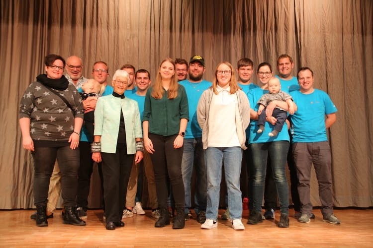 Gruppenfoto der Geehrten: Urs Brotschi, Marlène Zihlmann, Jasmin Blum, Lena Leibundgut und der Verein Chapffest.