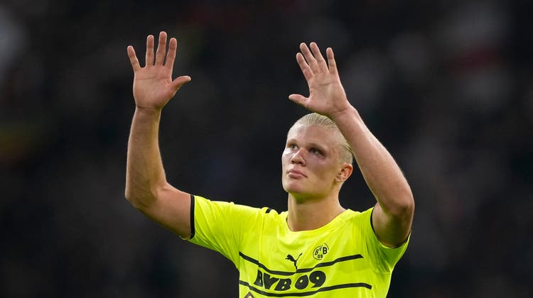 Erling Haaland entschuldigt sich nach der 0:4-Niederlage gegen Ajax Amsterdam bei den mitgereisten Fans. (Keystone)