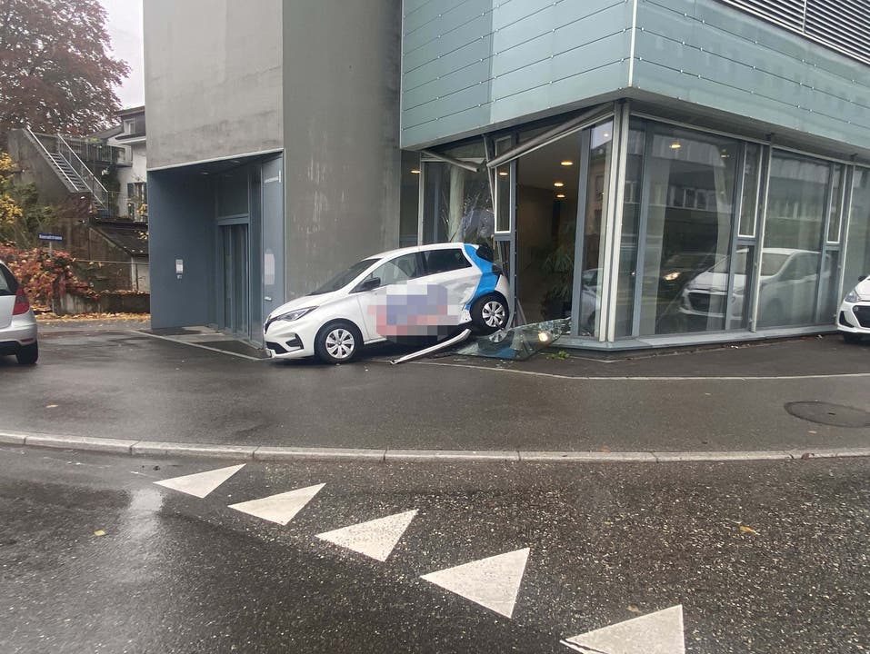 Aarau, 1. November 2021: Eine Autofahrerin versucht zu parkieren und stösst mit einem zweiten Auto zusammen. Dieses landet in einer Glasscheibe.