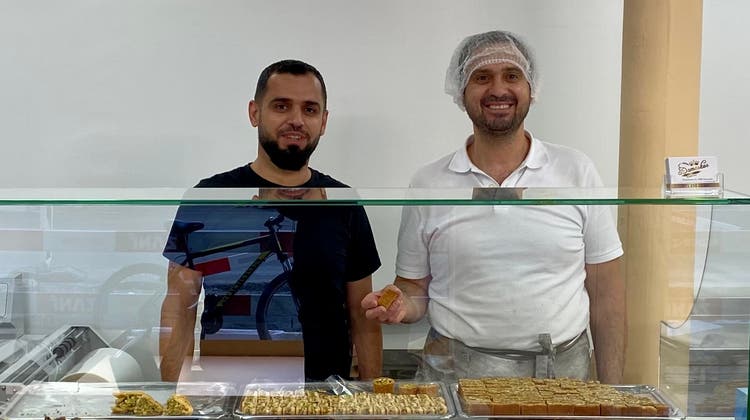 Jehad Mado (links) ist Geschäftsführer der Damaskus Konditorei & Süsswaren in Rorschach. Sein Cousin Ahmad Assad (rechts) backt die Leckereien. (Bild: Pascal Keel)