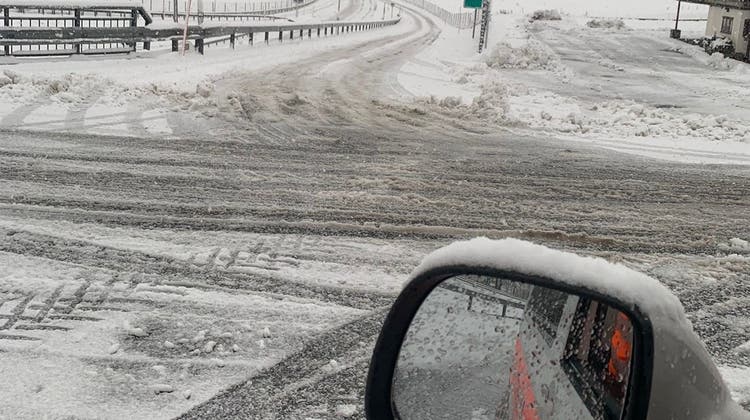 Winterliche Strassenverhältnisse im Kanton Graubünden: Auf den Strassen kam es zu über 20 Kollisionen. (Kapo GR)