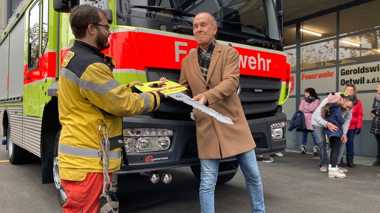Sicherheitsvorstand Martin Conrad (SVP, rechts) übergab Feuerwehrkommandant Michal Felt symbolisch den Schlüssel für das neue Tanklöschfahrzeug. (Sven Hoti)