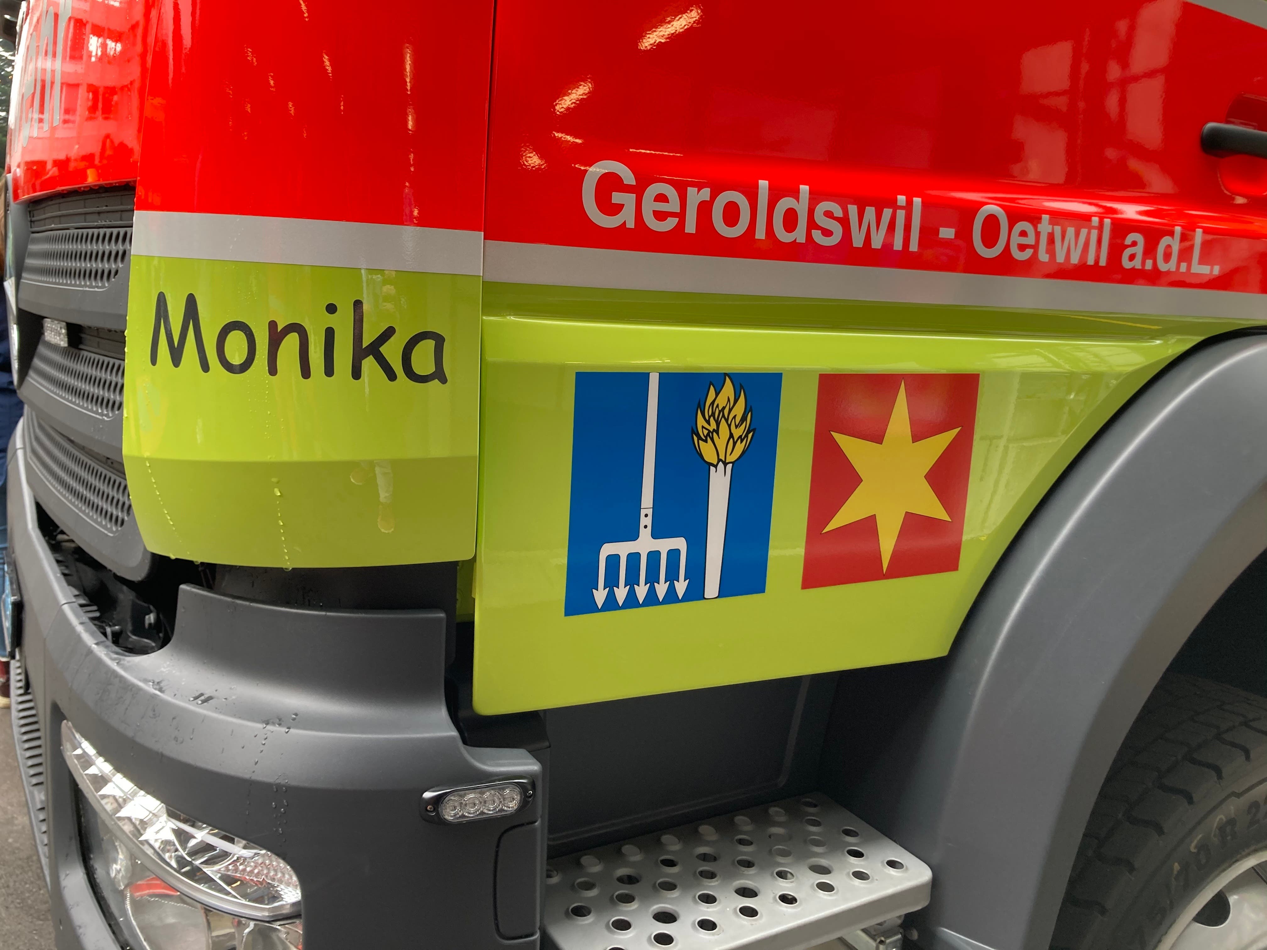Das Tanklöschfahrzeug wurde vor dem Start der Feuerwehrübung auf den Namen Monika getauft. 