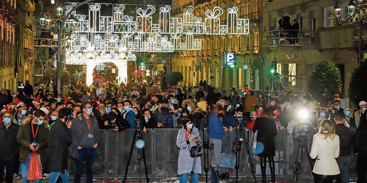 Weit weg von den dramatischen Szenen des vergangenen Winters: Im spanischen Vigo bewundern die Menschen die Weihnachtsbeleuchtung.