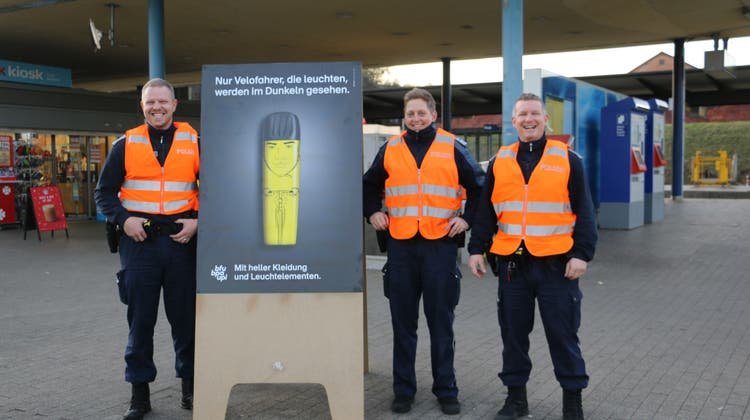 Die Beamten und Beamtinnen verteilten am Bahnhof Frick allerhand Reflektierendes an die Passanten und Passantinnen. (Nils Hinden / Aargauer Zeitung)