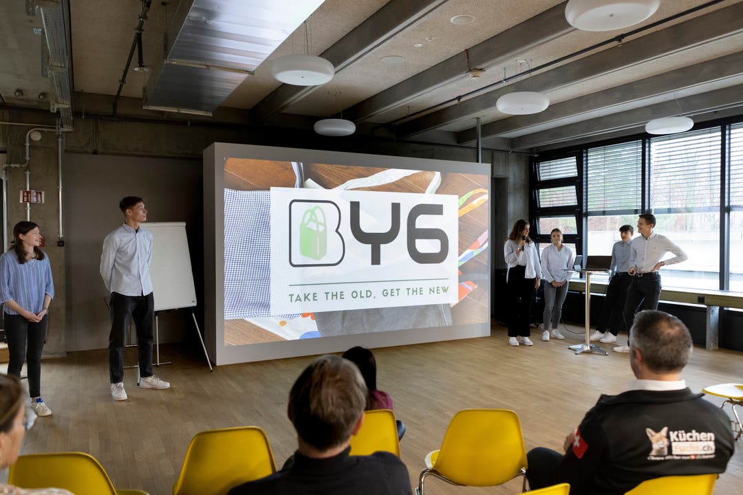 SchülerInnen der Kantonsschule Olten stellen ihre Firmenprojekte vor. Das Team von BY6.
