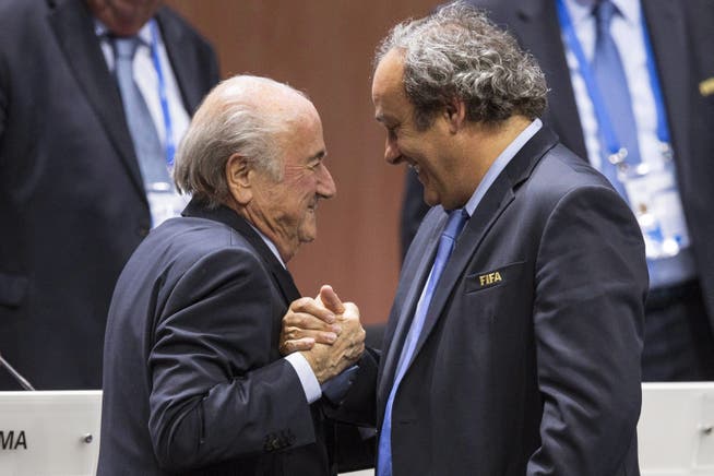Sepp Blatter (l.) wehrt sich gegen die Anklage, er habe Michel Platini 2011 unrechtmässig 2 Millionen Franken überwiesen. (Archivbild)