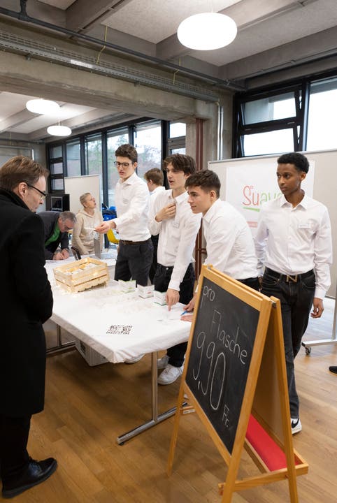 SchülerInnen der Kantonsschule Olten stellen ihre Firmenprojekte vor.