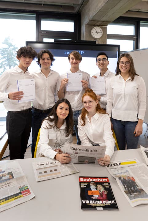 SchülerInnen der Kantonsschule Olten stellen ihre Firmenprojekte vor. Das Team von Aesthetic read.UP.