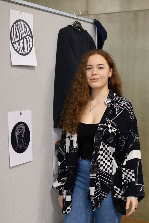 SchlerInnen der Kantonsschule Olten stellen ihre Firmenprojekte vor. Livia Portmann aus Härkingen.ist CEO von Aesthetic Wear.